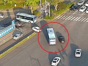 张家口男子多次别停公交车【张家口男子为何多次别停公交车？】