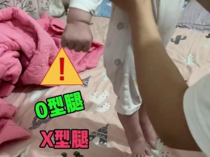 宝宝把腿抬起来靠墙上、宝宝把腿抬起来靠墙上，妈妈帮忙纠正姿势